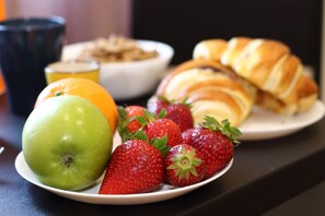 朝食 (フル ブレックファスト)、毎日提供 (無料)