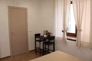 Deluxe Room | Minibar, in-room safe, desk, laptop workspace - B&B Allerìa (Pozzuoli)