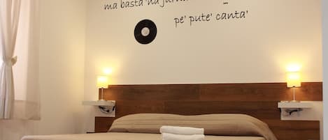 Habitación Deluxe | Minibar, caja fuerte, escritorio y espacio para trabajar con un portátil