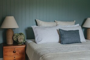 8 bedrooms, iron/ironing board, travel crib, WiFi - Accrington Farmhouse (Little Akaloa)
