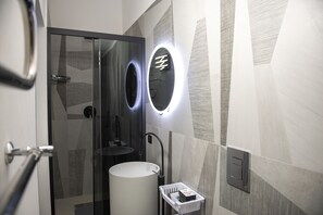 Deluxe Quadruple Room | Bathroom | Free toiletries, hair dryer, bathrobes, bidet - Vesù (Naples)