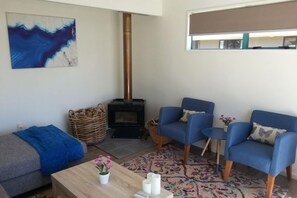 Téléviseur connecté, foyer, sélection de films, chaîne audio