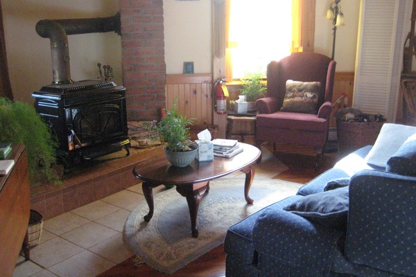 Téléviseur connecté, foyer, lecteur de DVD, livres