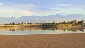 En la playa, camastros y toallas de playa