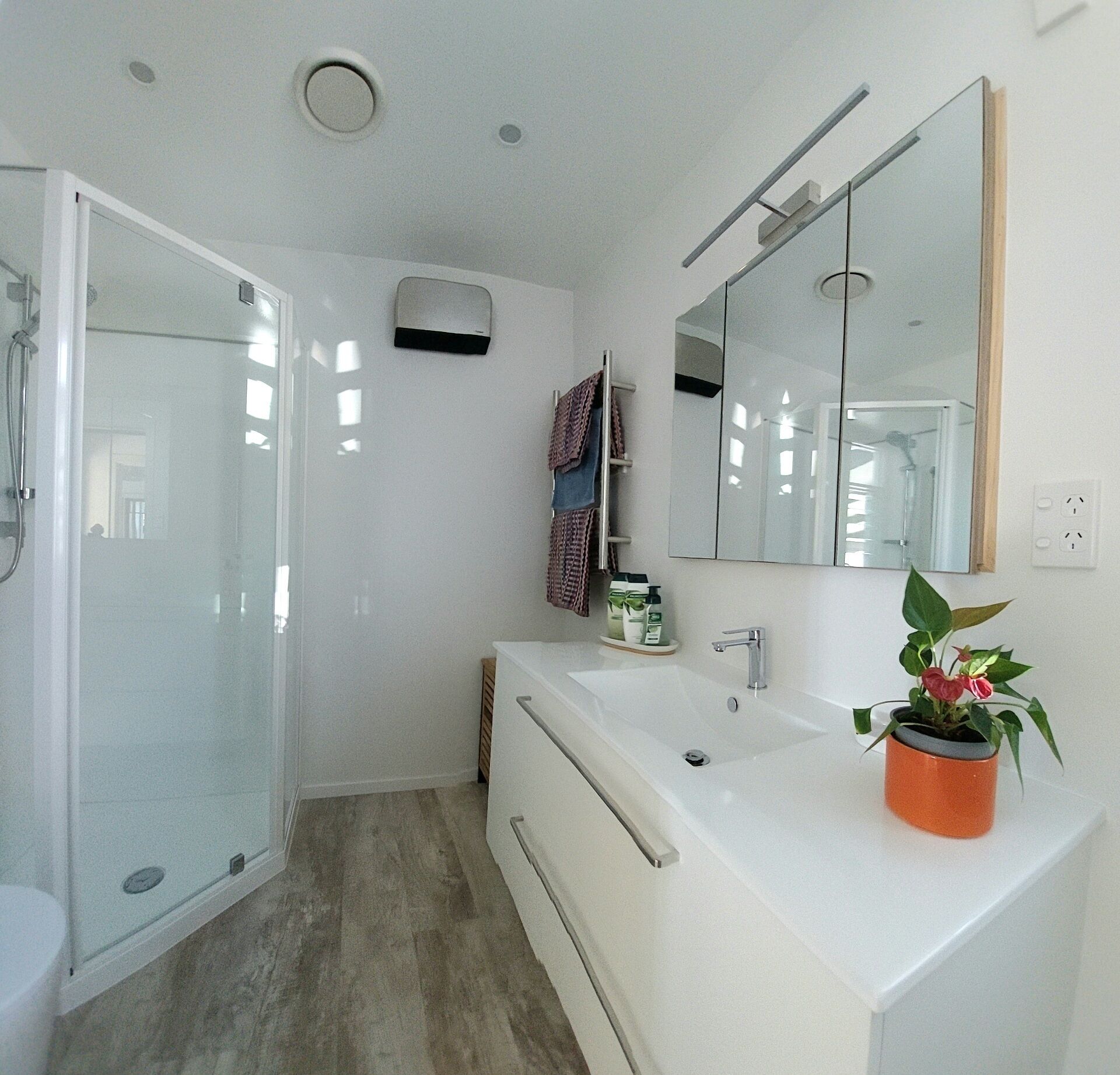 Combined shower/tub, jetted tub, hair dryer, towels