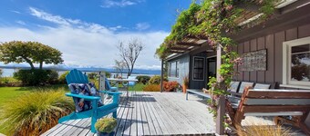 Bronte Tides Cottage. 
Stunning bay view - A restful, cosy 2 bedroom cottage