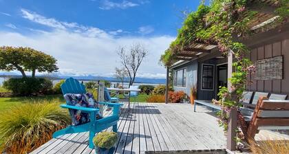 Bronte Tides Cottage. 
Stunning bay view - A restful, cosy 2 bedroom cottage