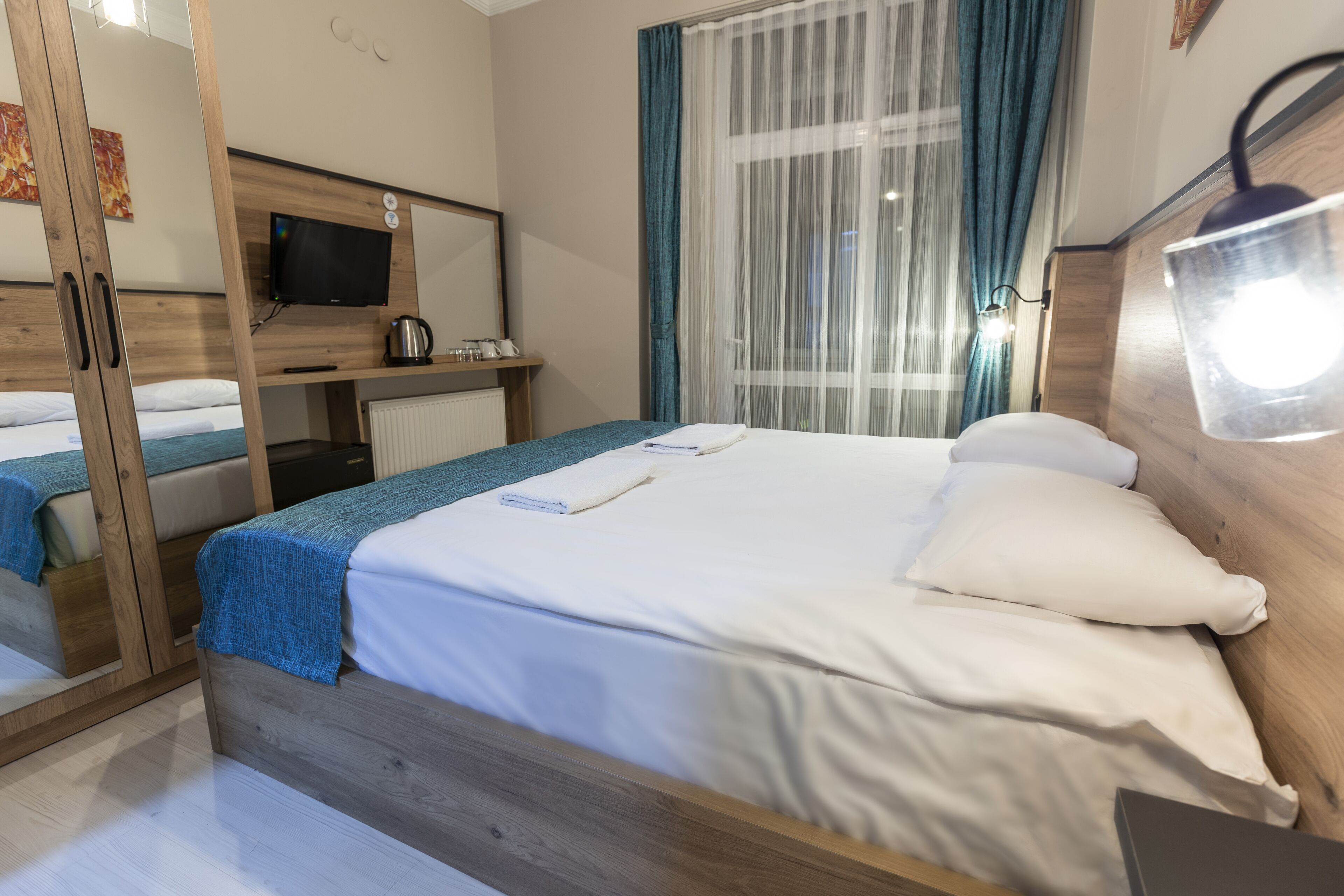 standard double room | minibar, individually decorated, individually furnished, desk