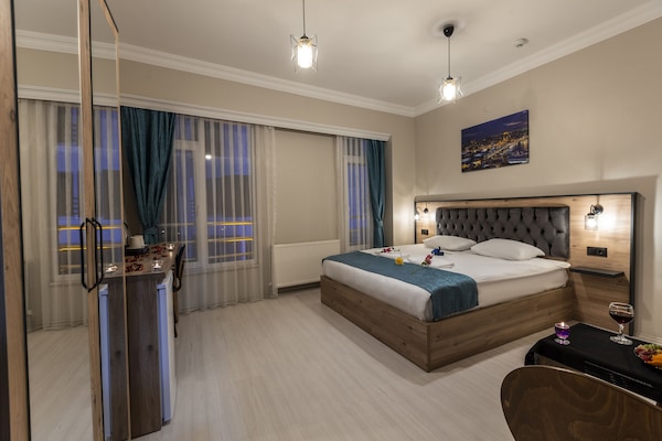 Minibar, decoración personalizada, muebles diferentes y escritorio