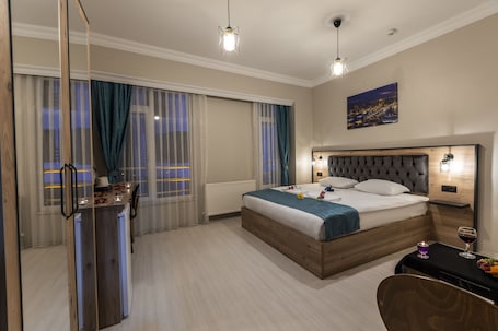 Minibar, decoración personalizada, muebles diferentes y escritorio