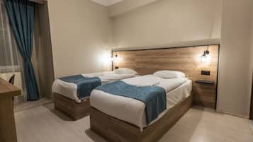 Quarto casal standard | 1 quarto, frigobar, individualmente decorados