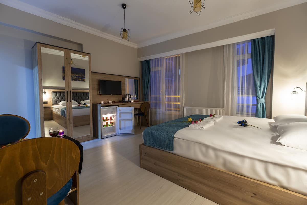 Deluxe Double Room | Minibar, individually decorated, individually furnished, desk