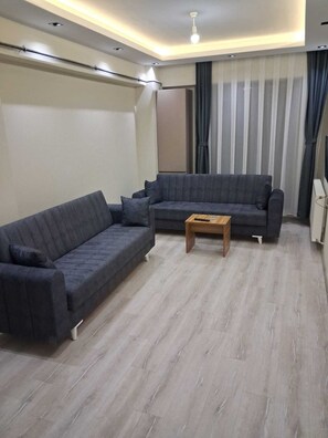 舒適套房, 多張床, 附屬建築 | 迷你吧、獨特裝潢、布置獨特、書桌