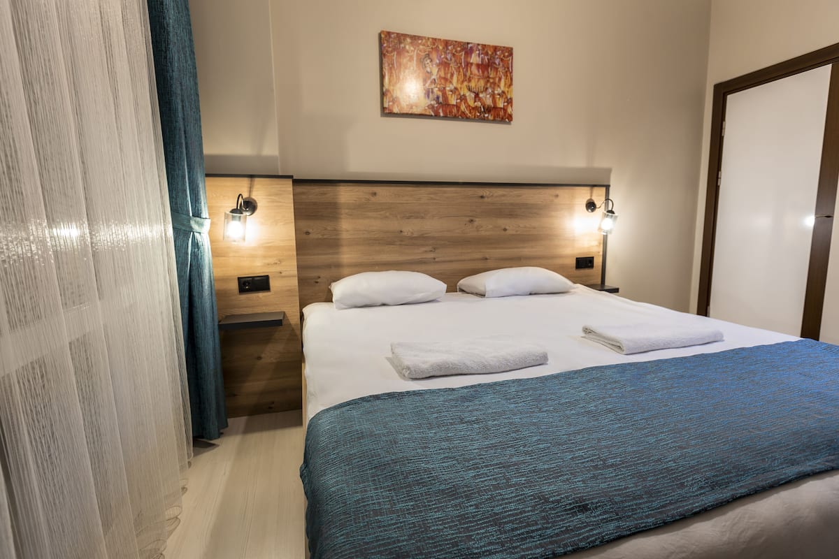 Standard Double Room | Minibar, individually decorated, individually furnished, desk