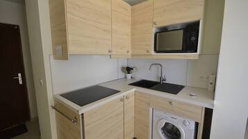 Réfrigérateur, batterie de cuisine, vaisselle et ustensiles