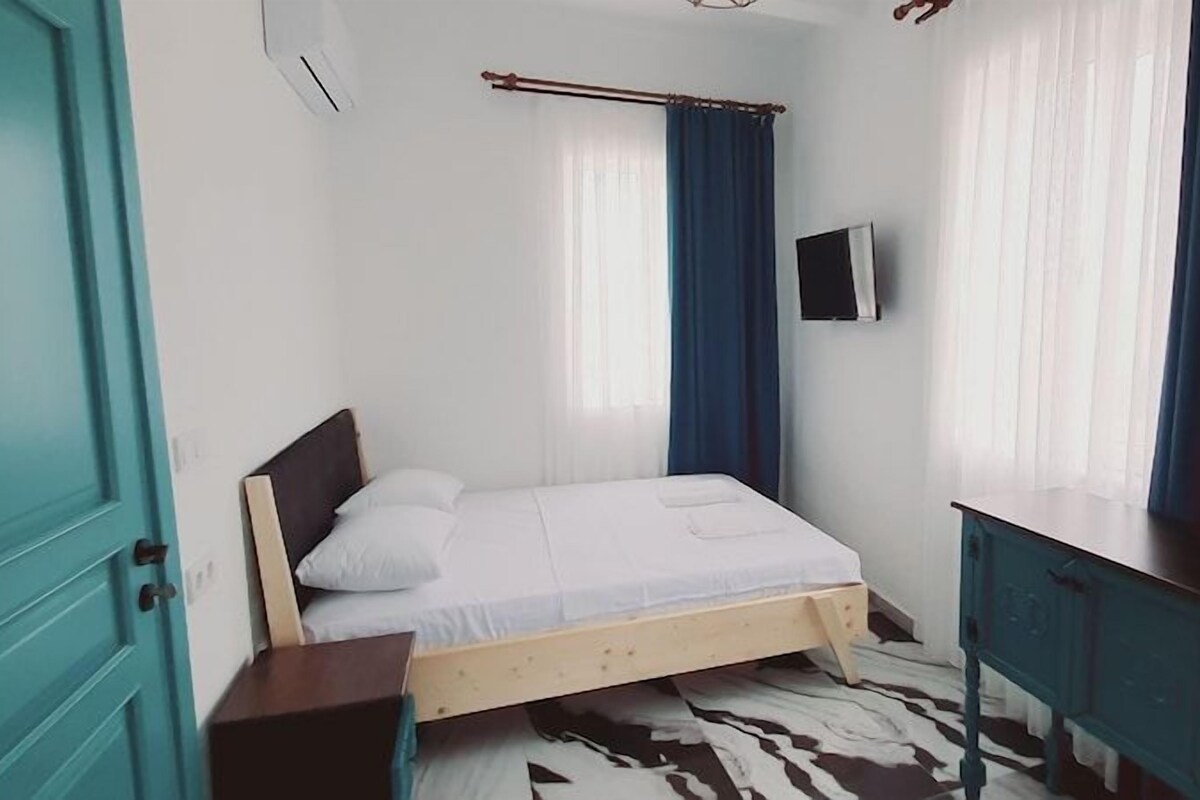 Desk, WiFi (free), bed sheets
