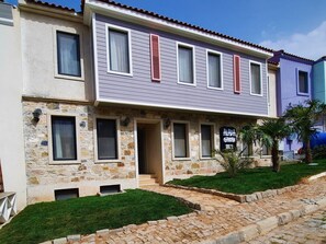 Front of property - Alada Garden Otel (Bozcaada)