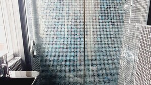 A bathroom with a shower, a sink, and a toilet. - Alada Garden Otel (Bozcaada)