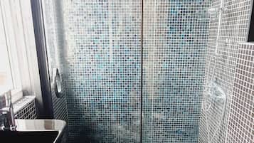 Habitación doble Deluxe | Baño | Regadera, amenidades de baño gratuitas, secadora de cabello, pantuflas