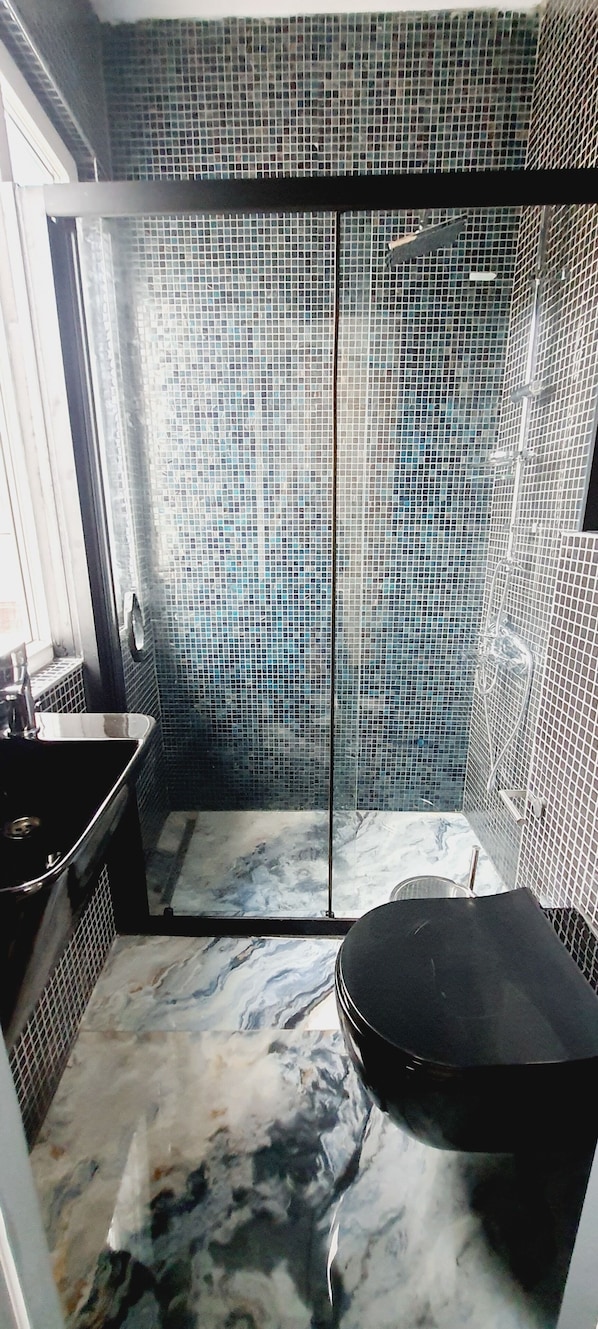 A bathroom with a shower, a sink, and a toilet. - Alada Garden Otel (Bozcaada)