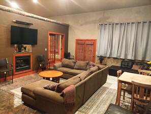 Fernseher, Kamin, DVD-Player, Tischfußball