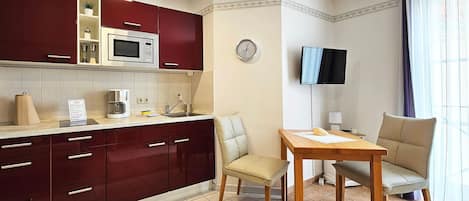 Kühlschrank, Mikrowelle, Wasserkocher mit Kaffee-/Teezubehör