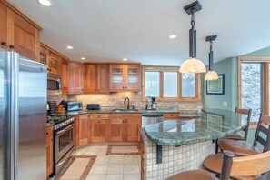 Fridge, microwave, oven, stovetop - Beautiful 3 bedroom Condo close to Lift 7 (Telluride)