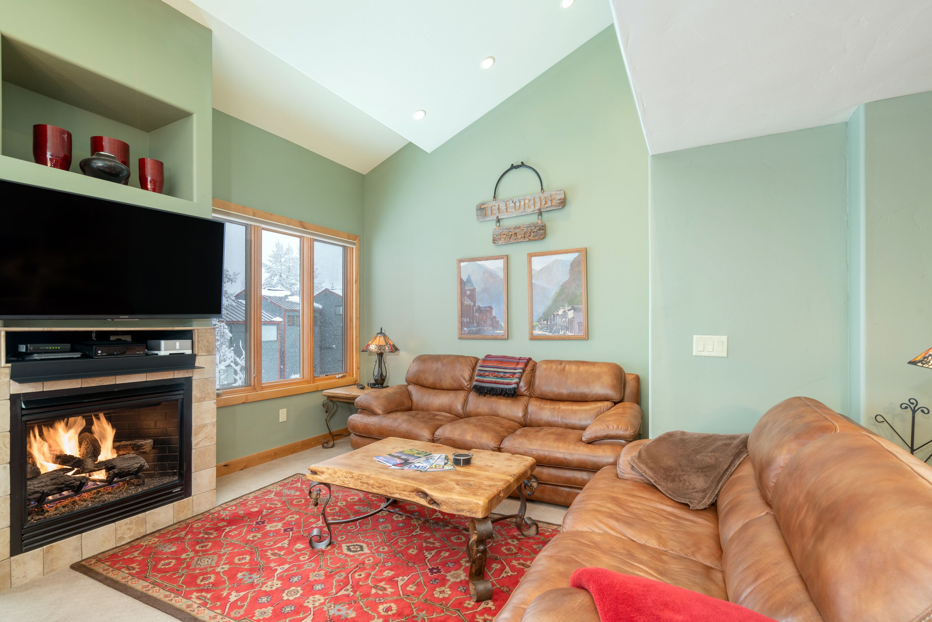 Beautiful 3 bedroom Condo close to Lift 7