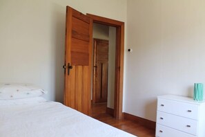 3 bedrooms, iron/ironing board, free WiFi, bed sheets