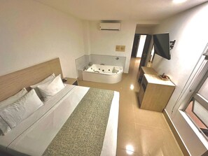 Minibar, in-room safe, desk, laptop workspace - Lleras Express (Medellín)