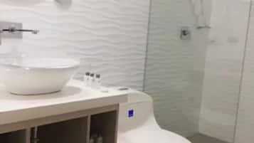 Amenidades de baño gratuitas, secadora de cabello, toallas, jabón
