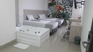 Minibar, in-room safe, desk, laptop workspace - Lleras Express (Medellín)