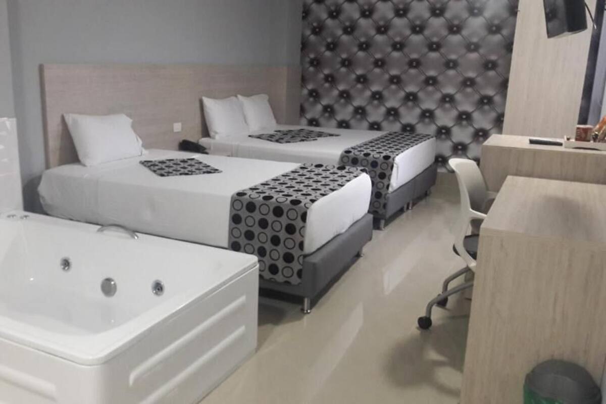 Deluxe Twin Room | Minibar, in-room safe, desk, laptop workspace