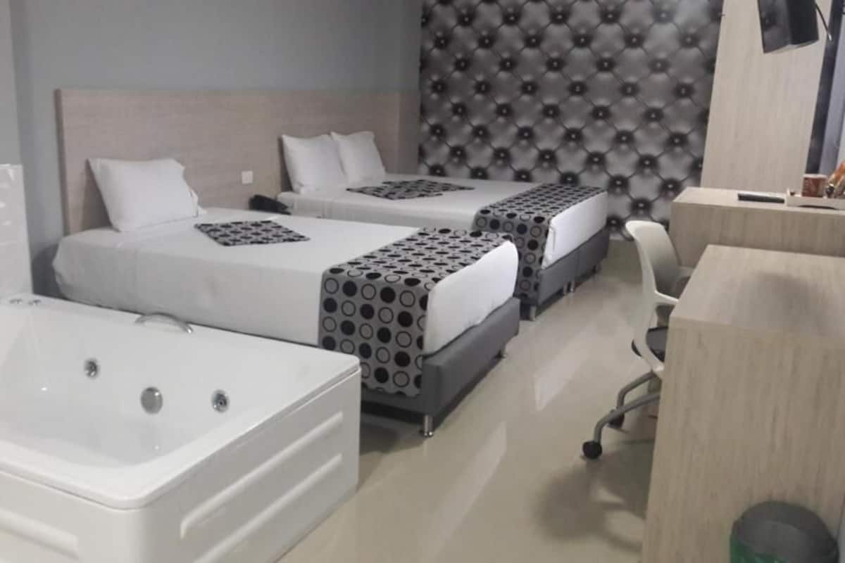 Habitación Deluxe con 2 camas individuales | 1 habitación, minibar, caja de seguridad en la habitación y escritorio