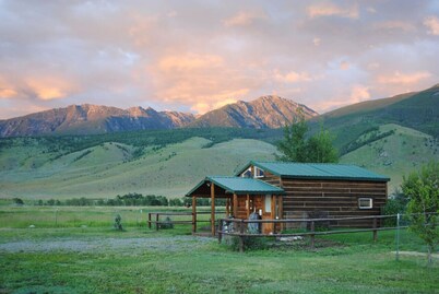 Dexter Peak cabin, elegantly rustic near YNP/Chico