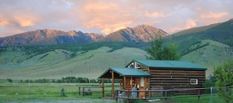 Dexter Peak cabin, elegantly rustic near YNP/Chico