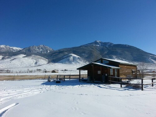 Dexterin huippumökki Beartooth-vuorten juurella, minuutteja Yellowstoneen