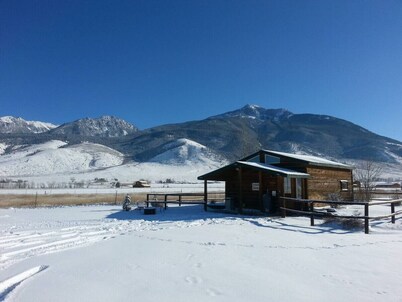 Dexter Peak cabin, elegantly rustic near YNP/Chico