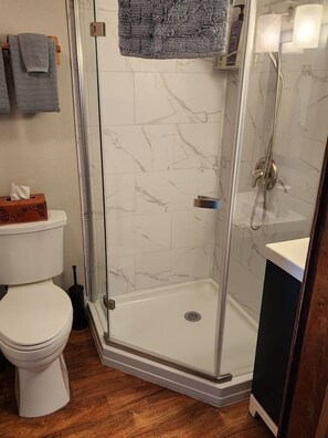 Shower, hair dryer - Dexter Peak cabin, elegantly rustic near YNP/Chico (Livingston)