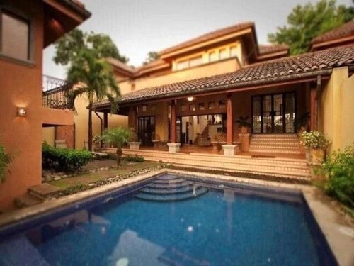 Luxuriöse 4BR Villa in Tamarindo Beach, privater Pool, Schritte zum Strand, Schlaf 8-10