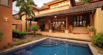 Luxuriöse 4BR Villa in Tamarindo Beach, privater Pool, Schritte zum Strand, Schlaf 8-10