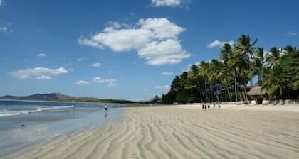 Luxueuse villa 4BR à Tamarindo Beach, piscine privée, à quelques pas de la plage, sommeil 8-10