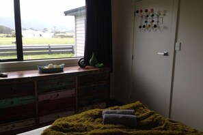 Interior - Modern bach located between the sea and bush in Orepuki (Riverton)