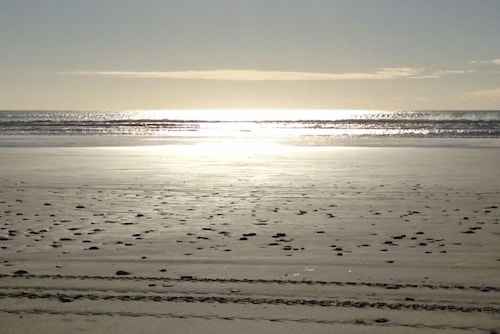 Modern bach located between the sea and bush in Orepuki