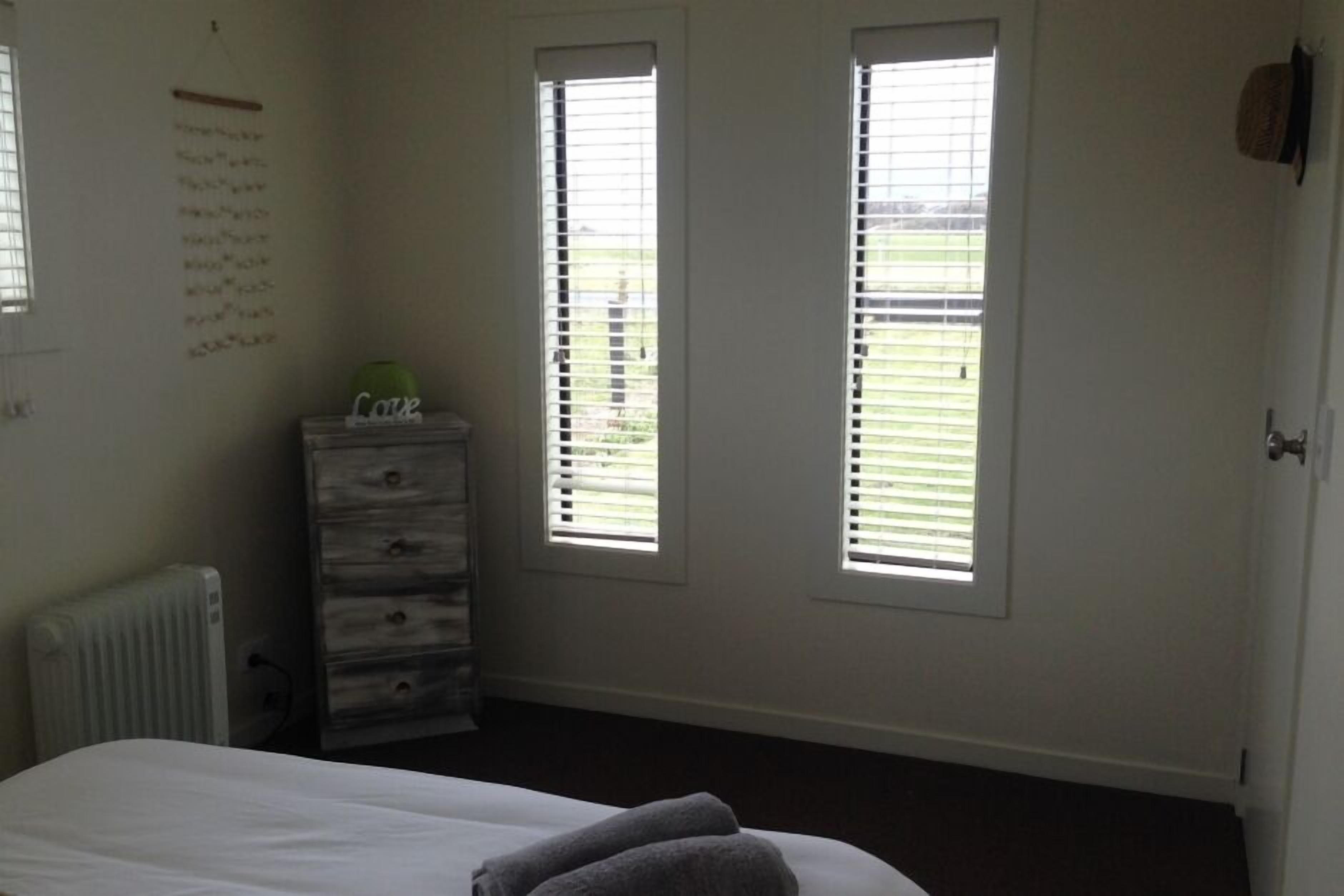 3 habitaciones, tabla de planchar con plancha y ropa de cama 