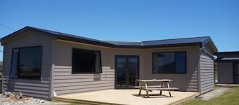 Modern bach located between the sea and bush in Orepuki