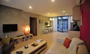 Smart TV, DVD player, video library, stereo - Large, modern apartment in Nong Hoi, Chiang Mai (Nong Hoi)