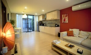 Smart TV, DVD player, video library, stereo - Large, modern apartment in Nong Hoi, Chiang Mai (Nong Hoi)