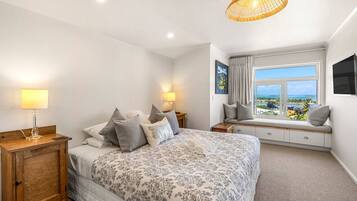 3 bedrooms, desk, iron/ironing board, WiFi