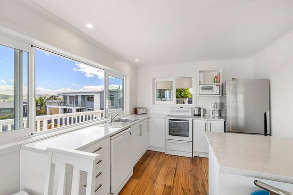 ثلاجة، ميكروويف، فرن، موقد طهي مسطح